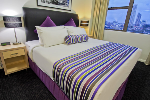 Oaks Hyde Park hotel master bedroom in 2 bed hotel apartment walking distance from Sydney CBD